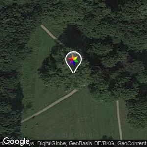 Krankenhaus Park bank hinten unterm baum