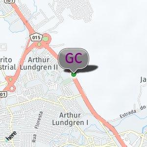 Enfrente ao posto de gasolina verde