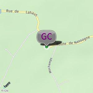 Parking sur une route forestière