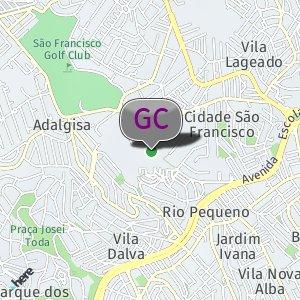 Atrás dos condomínios