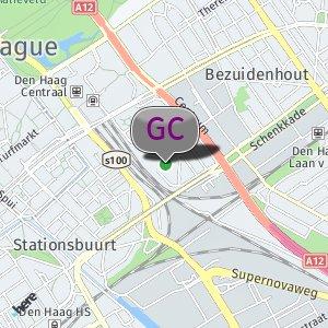 Kleine parkeerplaats naast spoor