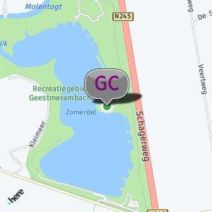 Nudisten strand in de circel bomen
