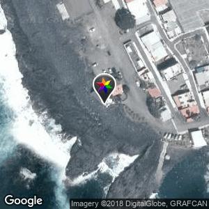 Junto a aparcamientos para ir a las caletas de El Remo