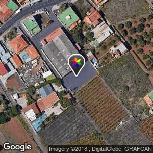Aparcamiento trasero nave industrial