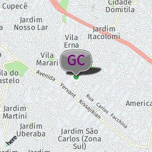 Rua de bairro escura e com poucas casas