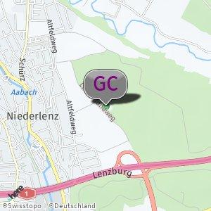Hinter Fussballplatz im Wald