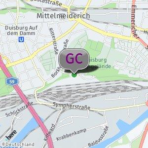 Grünfläche neben dem Tennisplatz