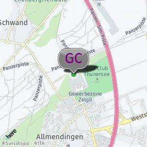 Golfplatz hinter Holzstapel im Wald