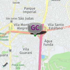 Parque com rua escura à noite