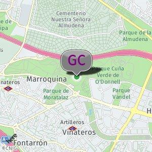Detrás del campo de fútbol