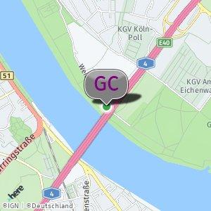 Parkplatz unter der Autobahnbrücke