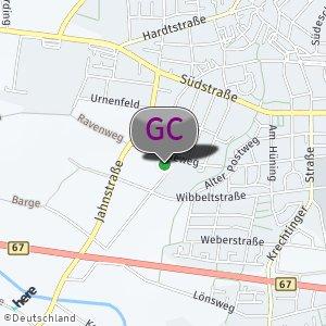 Parkplatz und eine große Grünfläche