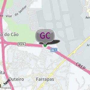Rua discreta com mato próximo