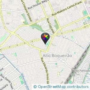 Banco de frente com o campo de futebol