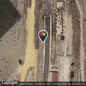 Estación de tren abandonada y debajo del puente