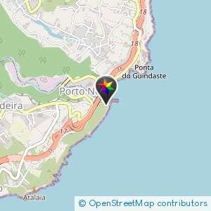 Praia e perto da encosta de Porto Novo