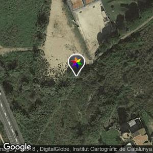 Campo detrás de las piscinas