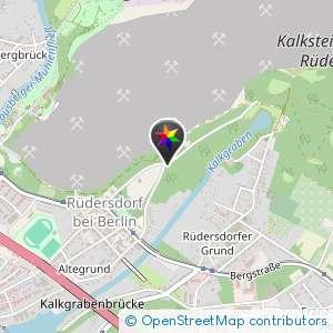 Schulstraße vor und hinter dem grünen Tor