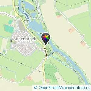Kleine parkeerplaats met bosjes