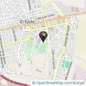 Árboles al lado del parque nuevo