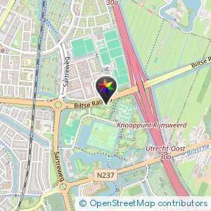 Discrete bosgebied tegenover de tankstation
