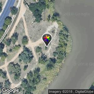 Junto a la presa al final del parque