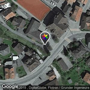 öffentliches WC neben Bach