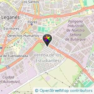 Zona de montaña con pinos y vegetación