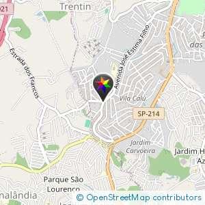 Prédio quadriculado preto e branco em cima da VNT FIBRAS ukt