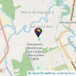 Atrás do campo de futebol, barranco alto