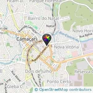 Escada pichada na entrada da rua, ao lado esquerdo do modelo