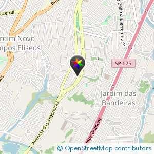 Passagem cheia de árvores