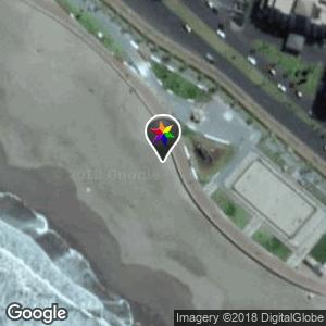 Bajo la pista de hockey de Playa Brava