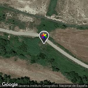Entrada con baches en el camino, sigues hasta pasar canal