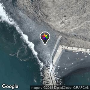 Detrás del espigón de la playa