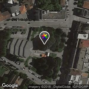 Praça de frente ao hotel