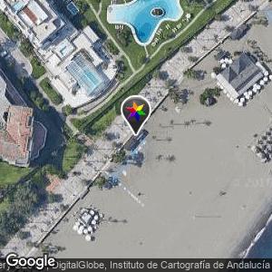 Baños del paseo marítimo de Puerto Banús