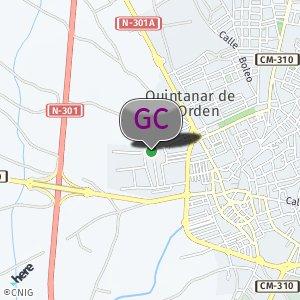 Detrás de la parada de autobús