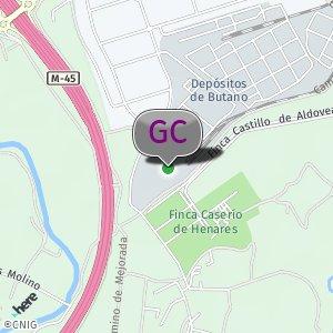 Detrás del depósito de gas natural