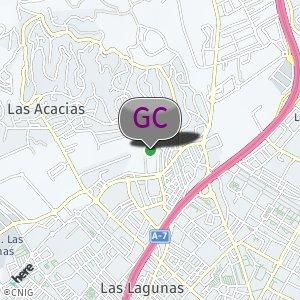 Aparcamiento y zona arbolada